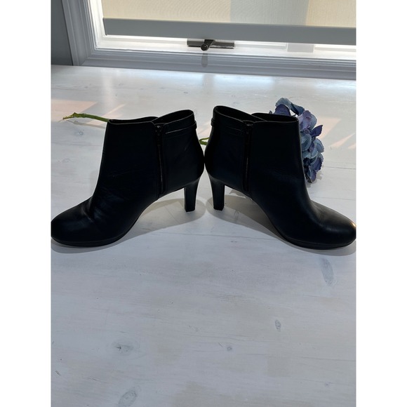 Clarks Black Leather Ankle Boots Heeled Zip Up Classic Booties Size‎ 8.5 - Picture 3 of 8